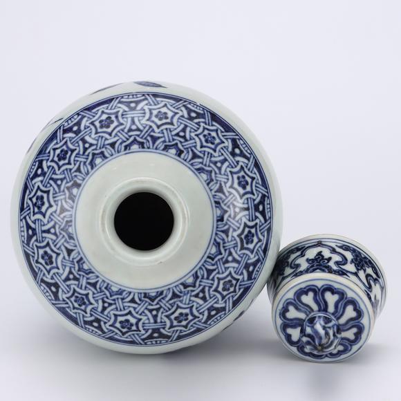 KARSON AUCTIONMing Dynasty Yongle period, Blue-and-white covered prunus vase with flower and bird patterns