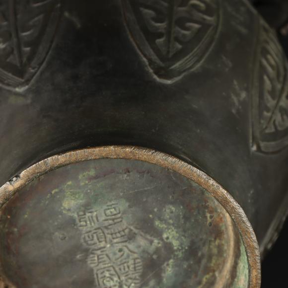 朱雀美術(shù)拍賣古銅雙龍耳大瓶 在銘