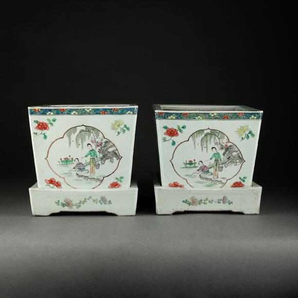 大阪美術(shù)商會清 粉彩開窗人物故事紋花盆1對