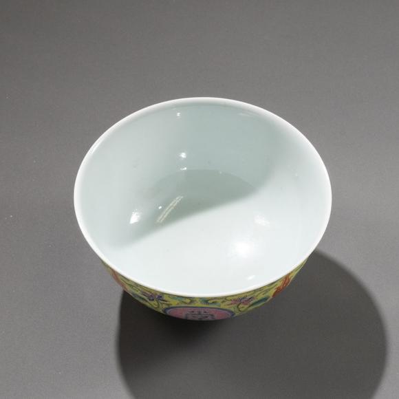 大阪美術(shù)商會(huì)清道光 黃地開(kāi)窗“佛日常明”纏枝蕃連紋碗