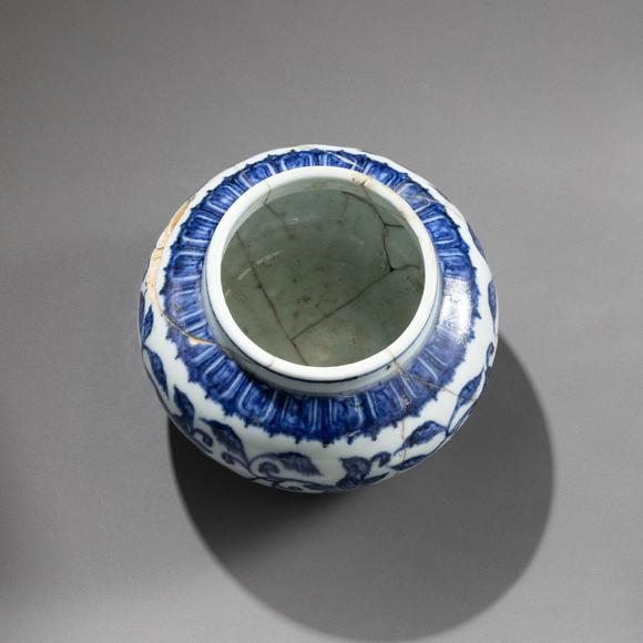 大阪美術(shù)商會(huì)明 染付花卉紋壺