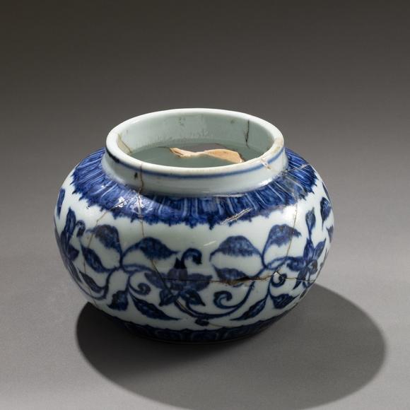 大阪美術(shù)商會(huì)明 染付花卉紋壺