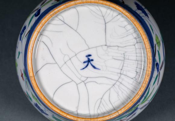 億品兆富株式會社（AALPZF）清 粉彩花卉紋 天字罐