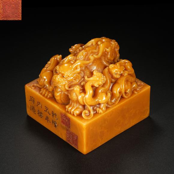 HUNG YUN ZHAI AUCTION HOUSE INCQianlong Period Imperial Household Department Tianhuang Stone Seal with Intertwined Dragon Finial