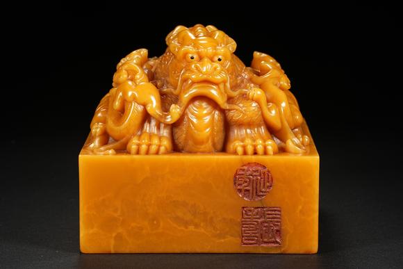 HUNG YUN ZHAI AUCTION HOUSE INCQianlong Period Imperial Household Department Tianhuang Stone Seal with Intertwined Dragon Finial