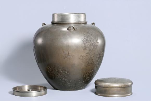 HUNG YUN ZHAI AUCTION HOUSE INCTin-Bodied Engraved Four-Loop Tea Caddy with Chrysanthemum and Butterfly Motifs