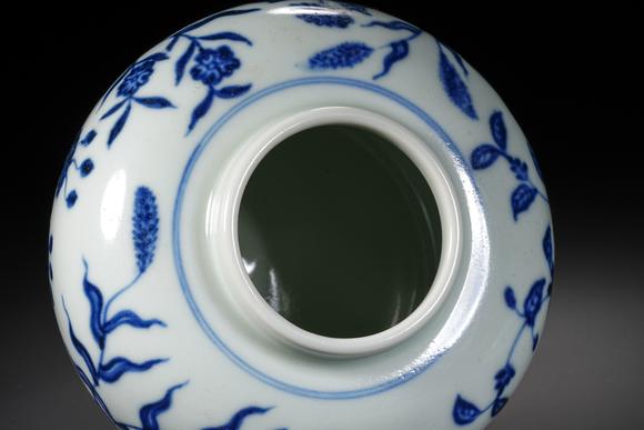HUNG YUN ZHAI AUCTION HOUSE INCXuande Period Underglaze Blue Covered Jar with Floral Motifs