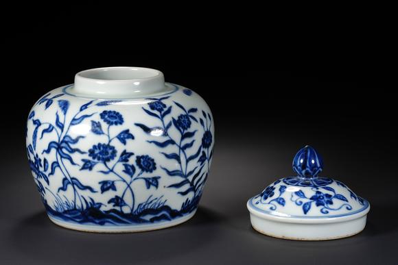 HUNG YUN ZHAI AUCTION HOUSE INCXuande Period Underglaze Blue Covered Jar with Floral Motifs