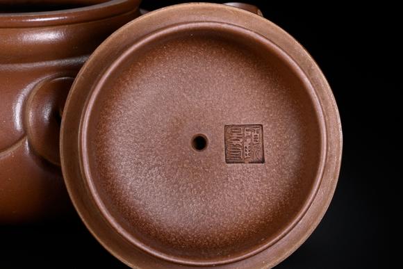 HUNG YUN ZHAI AUCTION HOUSE INCGu Jingzhou-marked Ruyi Yixing Zisha Teapot