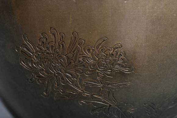 HUNG YUN ZHAI AUCTION HOUSE INCTin-Bodied Engraved Four-Loop Tea Caddy with Chrysanthemum and Butterfly Motifs
