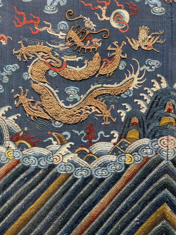 億品兆富株式會(huì)社（AALPZF）清中期 精品盤(pán)金繡袍料龍紋