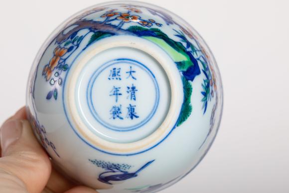中鴻信清康熙 斗彩喜鵲登梅圖杯