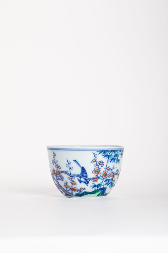 中鴻信清康熙 斗彩喜鵲登梅圖杯