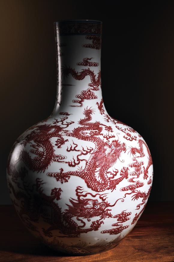 中鴻信清乾隆 青花釉里紅云龍紋天球瓶