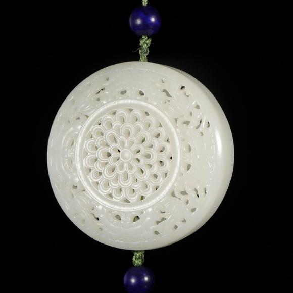 藝是拍賣清·白玉鏤雕寶相花紋香囊