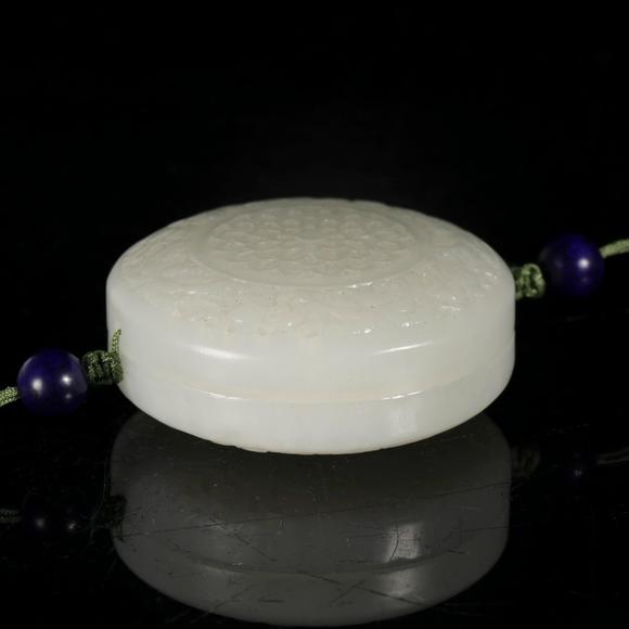 藝是拍賣清·白玉鏤雕寶相花紋香囊