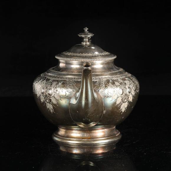 藝是拍賣英國(guó)維多利亞時(shí)期 鍍銀雕花古董茶壺