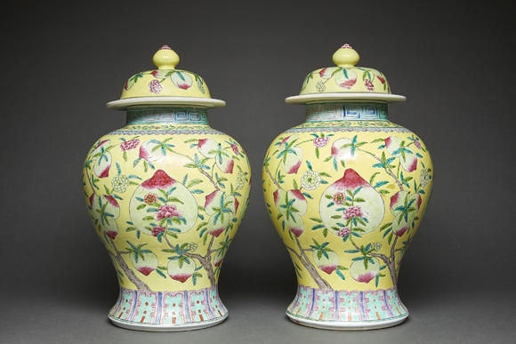 TajanPAIRE DE POTICHES COUVERTES