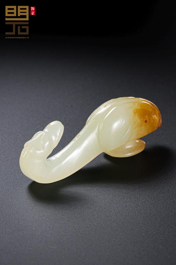 北京明石拍賣有限公司明 白玉留皮鵝首帶鉤