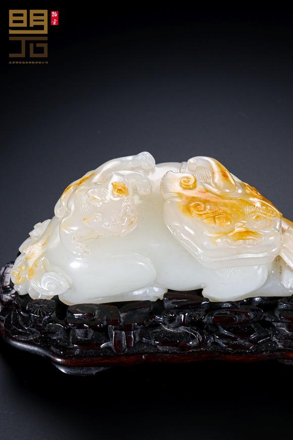 北京明石拍賣(mài)有限公司清 白玉留皮巧雕子母獸擺件