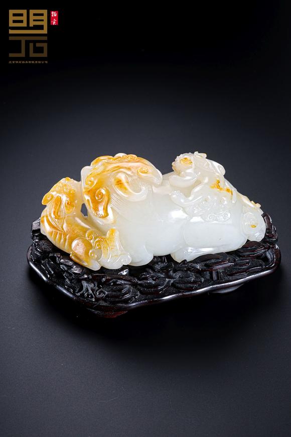 北京明石拍賣有限公司清 白玉留皮巧雕子母獸擺件