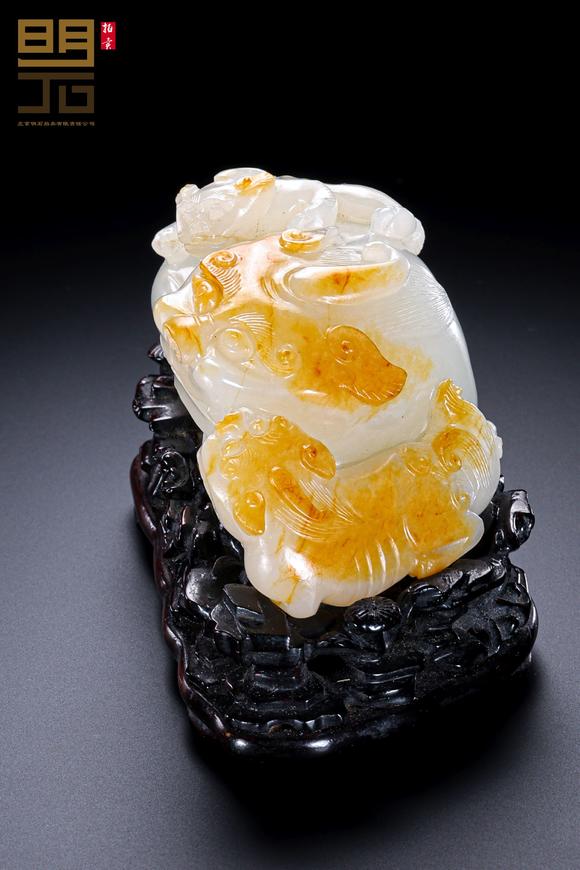 北京明石拍賣(mài)有限公司清 白玉留皮巧雕子母獸擺件