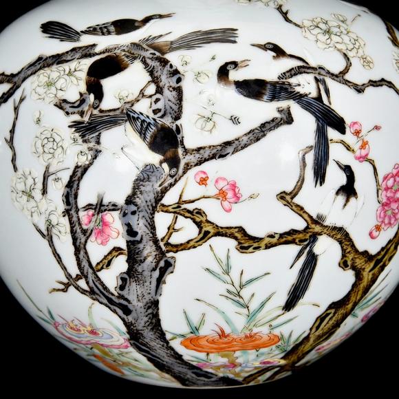 北京唐潮拍賣有限公司粉彩花鳥(niǎo)喜鵲登梅紋天球瓶