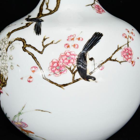 北京唐潮拍賣有限公司粉彩花鳥(niǎo)喜鵲登梅紋天球瓶