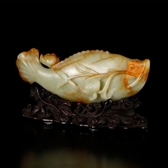 藝是拍賣(mài)清·白玉紅沁鱖魚(yú)（原配紅木底座）