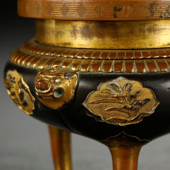 藝是拍賣(mài)清乾隆·銅燒古局部鎏金花鳥(niǎo)紋三足香薰
