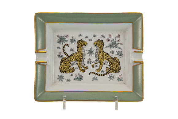 Piguet - H?tel des VentesHERMèS. Vide-poche cendrier en porcelaine, Paris, XXe s., motif léopard, 19,5x16 cm