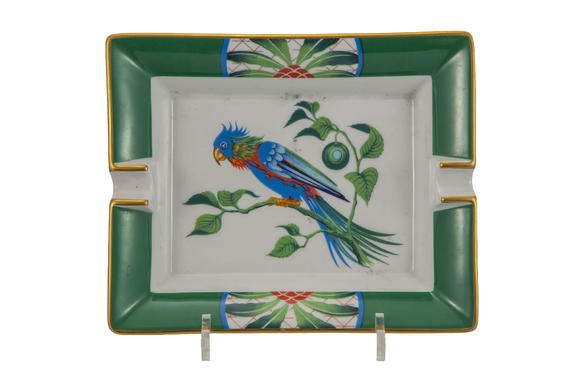 Piguet - H?tel des VentesHERMèS. Vide-poche cendrier en porcelaine, Paris, XXe s., motif perroquet, 19,5x16 cm