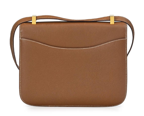Piguet - H?tel des VentesHermès, sac Constance 23 en cuir Epsom Gold, 1995, piqué sellier blanc, bouclerie plaquée or, bandoulière porté épaule, housse, 17,5x