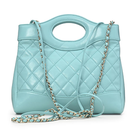 Piguet - H?tel des VentesChanel, sac 31 Mini Tote en cuir brillant turquoise, double bandoulière en cuir simple et à cha?nette et cuir entrelacé, housse, 23x20 c