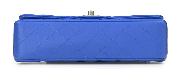 Piguet - H?tel des VentesChanel, sac Timeless Medium classique à double rabat en cuir bleu azur matelassé, bandoulière, carte d'authenticité, housse, 15x25 cm