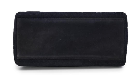 Piguet - H?tel des VentesChristian Dior, sac Lady Dior Medium en daim bleu nuit matelassé cannage, charmes D.I.O.R., poignées cuir, 20x25 cm