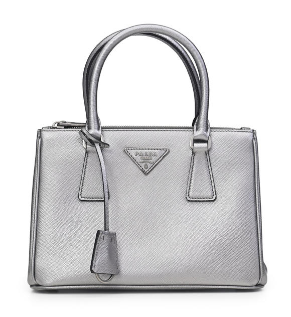 Piguet - H?tel des VentesPrada, sac Galleria Mini saffiano tote en cuir métallisé platine, bandoulière, housse, 17x24 cm