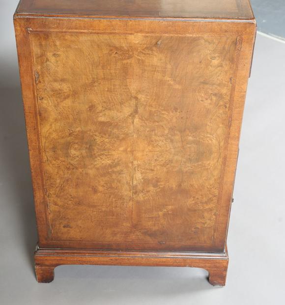 TooveysA 20th century George I style walnut kneehole desk with overall feat