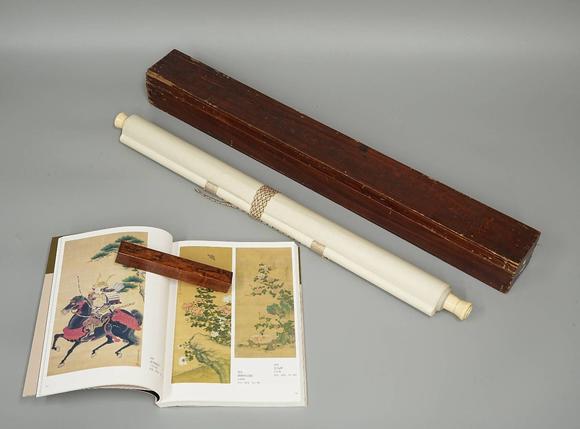 京都祇園會拍賣沈銓 花鳥圖 絹本掛軸 日本朱漆手書箱附 日本古裂裝裱 鷹見游山舊藏 出版著錄附