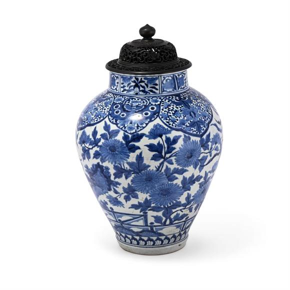 DreweattsA JAPANESE ARITA BLUE AND WHITE VASE, EDO PERIOD, LATE 17TH OR 18TH CENTURY