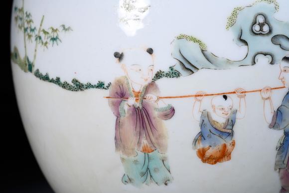 日本東海名古屋清乾隆黃地粉彩纏枝花卉嬰戲圖如意耳瓶