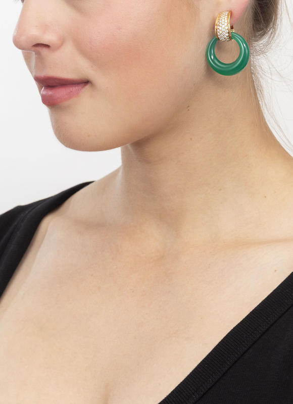Piguet - H?tel des VentesVan Cleef & Arpels, paire de pendants d'oreilles or 750 pavés de diamants avec deux paires d'anneaux interchangeables en chrysoprase et ony