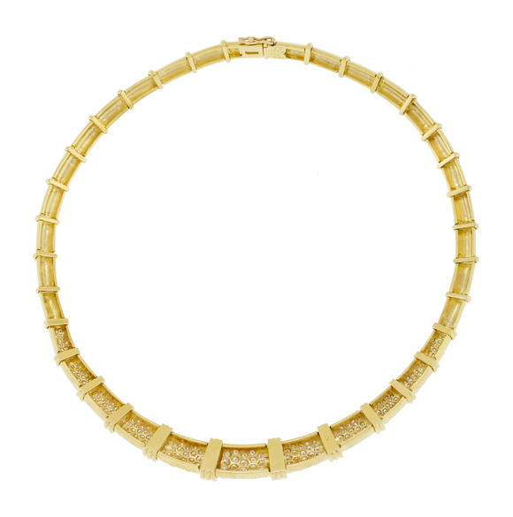 Piguet - H?tel des VentesVan Cleef & Arpels, collier or 750 articulé d'éléments en forme de demi-cylindres en chute, ceux du centre sertis de diamantsVan Cleef & Arpels, 18K gold necklace set with round brillant cut diamonds