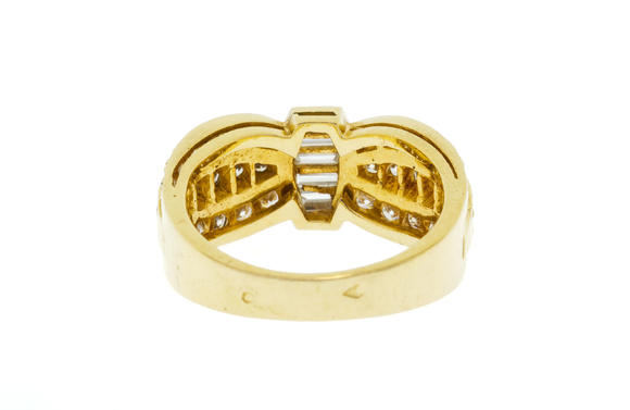 Piguet - H?tel des VentesVan Cleef & Arpels, bague or 750 formée de trois lignes de diamants taille brillant coupées d'une agrafe sertie de diamants