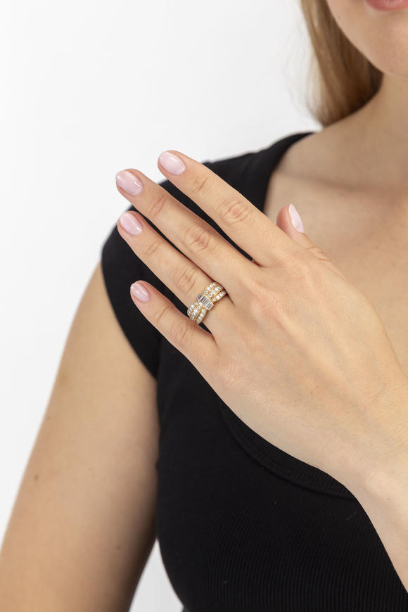 Piguet - H?tel des VentesVan Cleef & Arpels, bague or 750 formée de trois lignes de diamants taille brillant coupées d'une agrafe sertie de diamants