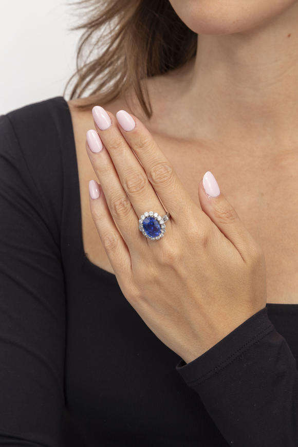 Piguet - H?tel des VentesVan Cleef & Arpels, attribuée à, bague or gris 750 et platine sertie d'un saphir de 9.39 carats, Ceylan, non chauffé, rapport LFG
