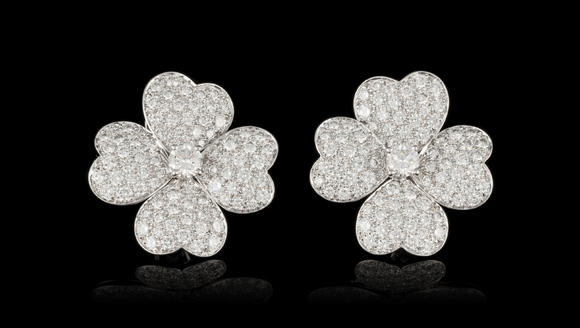 Piguet - H?tel des VentesVan Cleef & Arpels, Cosmos, paire de boucles d'oreilles trèfles or gris 750 pavées de diamants taille brillantVan Cleef & Arpels, Cosmos, pair of clovers earrings 18K white gold pavé-set with round brillant cut diamonds