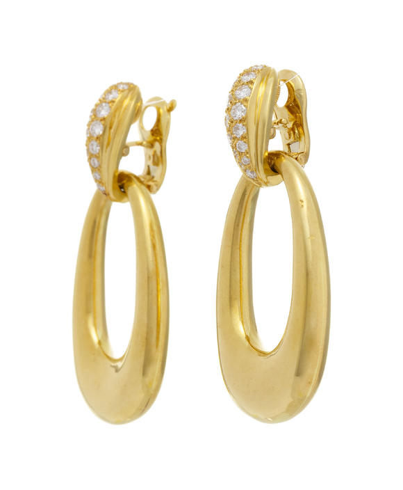 Piguet - H?tel des VentesCartier, paire de clips d'oreilles en or 750 sertis de diamants retenant des anneaux amovibles en or 750 poin?ons de ma?tre Georges Lenfan