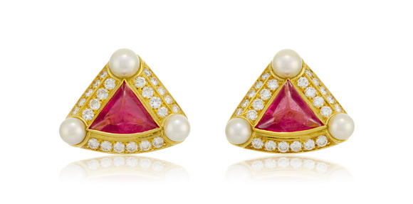 Piguet - H?tel des VentesBulgari, paire de clips d'oreilles en or 750 sertis de pains de sucre de tourmaline entourés de diamants et de perles de culture