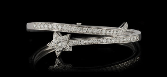 Piguet - H?tel des VentesChanel, Comète, bracelet rigide or gris 750 à motif étoilé pavé de diamants taille brillant dont un plus importantChanel, Comète, 750 white gold bangle paved with brilliant-cut diamonds and one more important in the center of the star